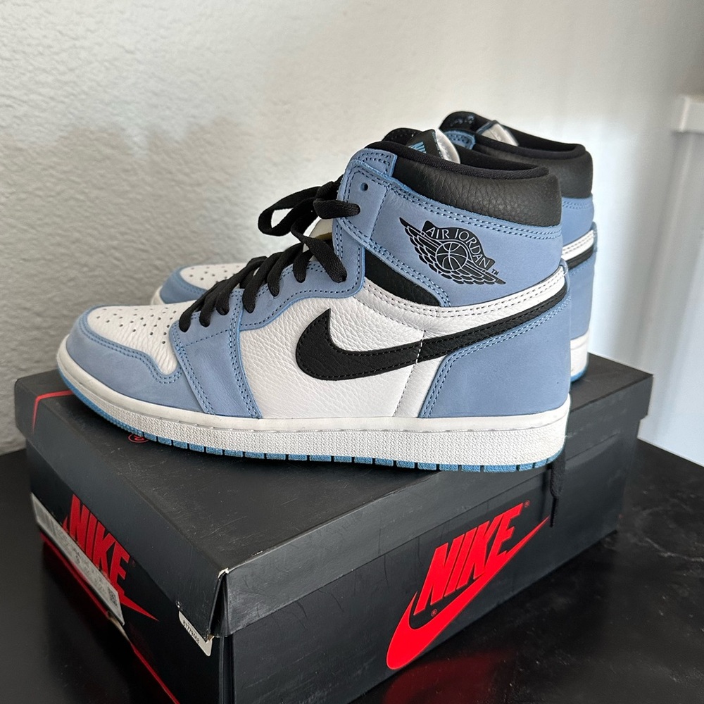 Air Jordan 1 Retro High OG University Blue